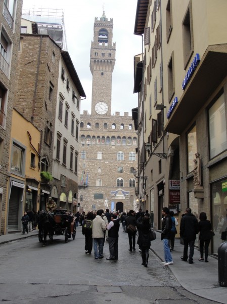 V ozadju palazzo Vechio z Davidom in Herkulom