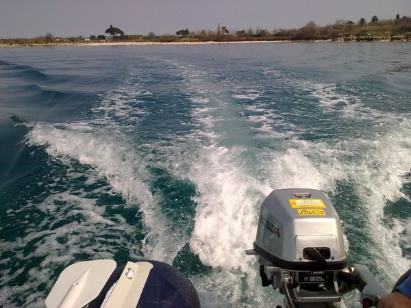 Barčica po morju plava...