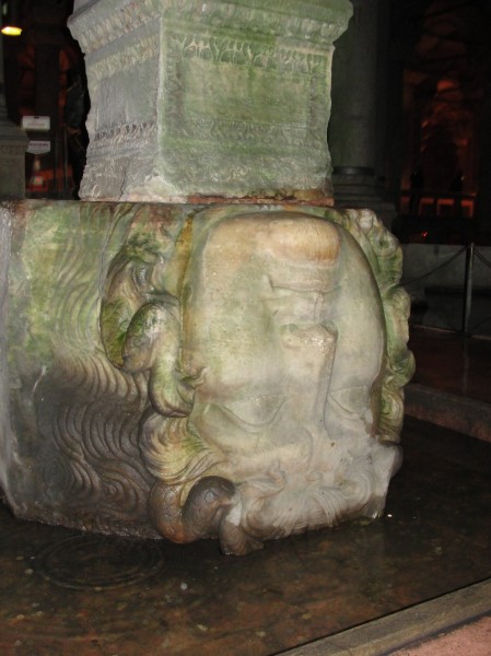 Famozna narobe obrnjena Meduzina glava