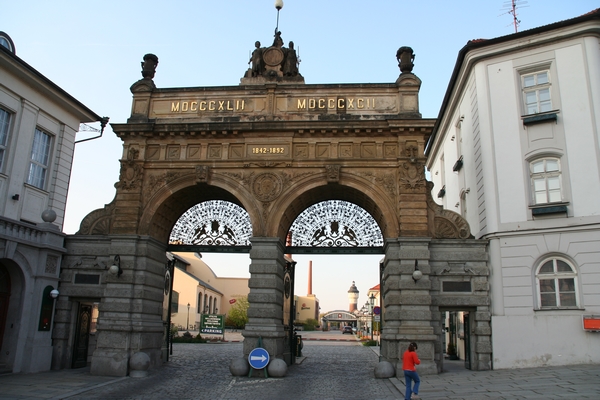 Vhodna vrata v Plzenski prazdroj so iz leta 1892