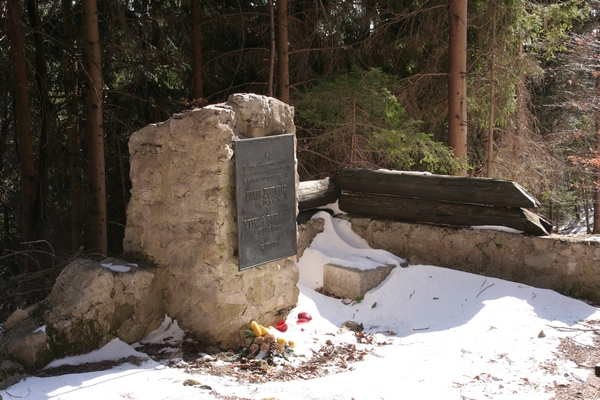 Spomenik tragični usodi dveh partizanov