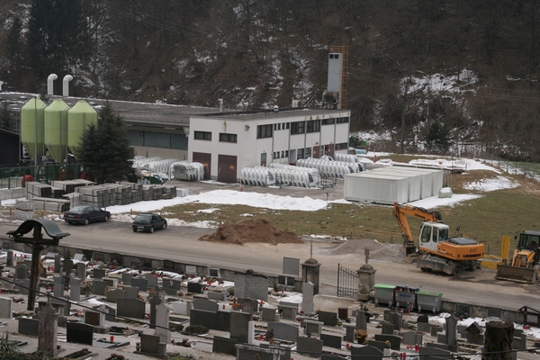 Parkirišče pod pokopališčem je trenutno precej zasedeno, zadaj tovarna, kjer izdelujejo "kape" avtodomov