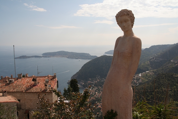 Pogled deklice na Azurno obalo